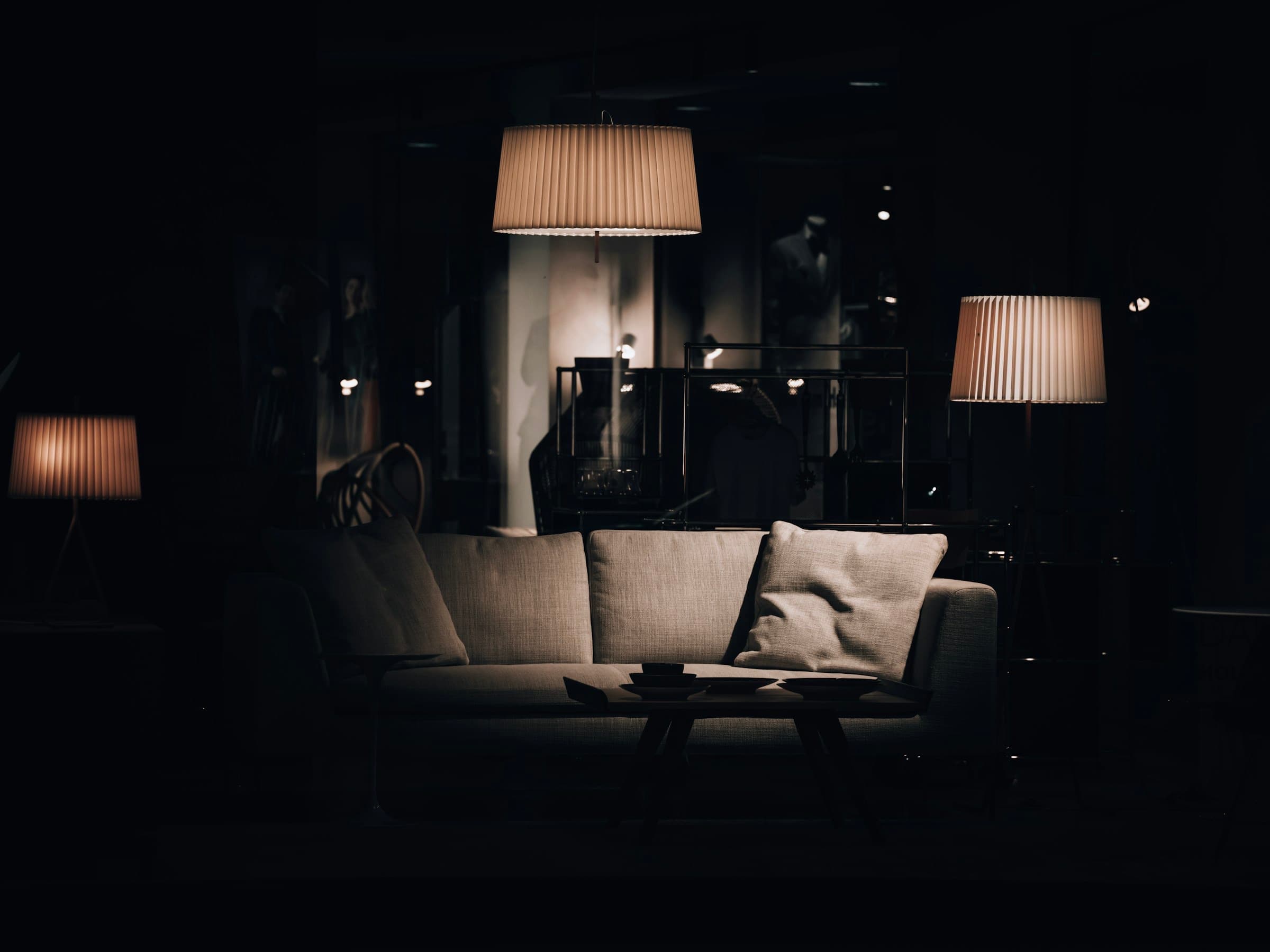 Wohnzimmer im gedimmten Abendlicht zweier Stehlampen